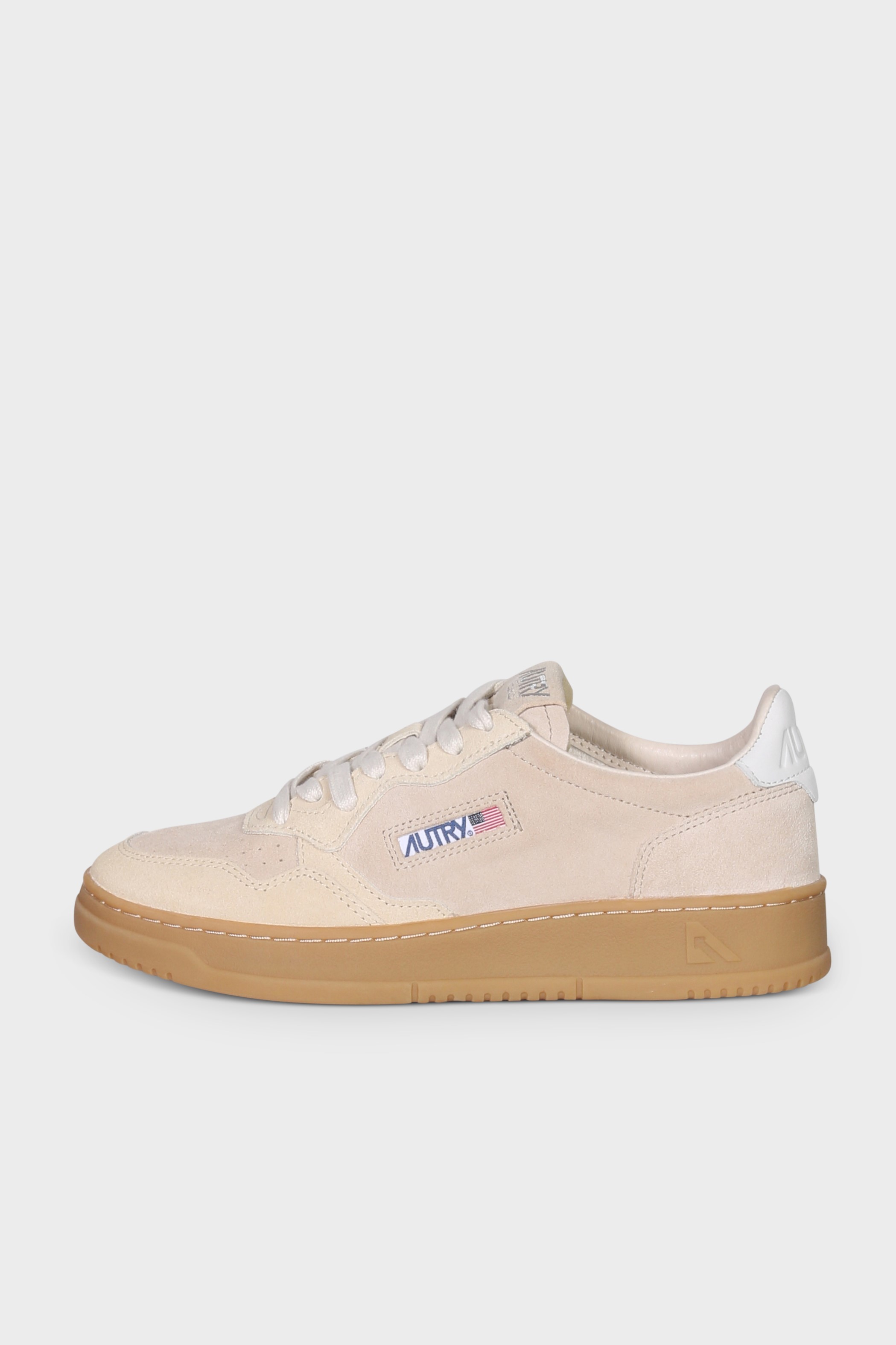 AUTRY ACTION SHOES Medalist Low Sneaker in Suede Sand/Ecru